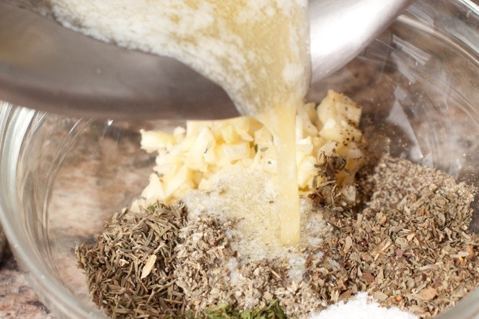 1. Этап. Куриные ножки с травами: 1. В миску выложите все сушеные травы, добавьте измельченный чеснок, соль и перец. Растопите сливочное масло и влейте его к травам, перемешайте.