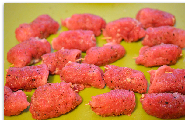 1. Этап. Свиные рулетики с сыром: Сворачиваем мясо рулетиками, закрепив каждый зубочисткой.