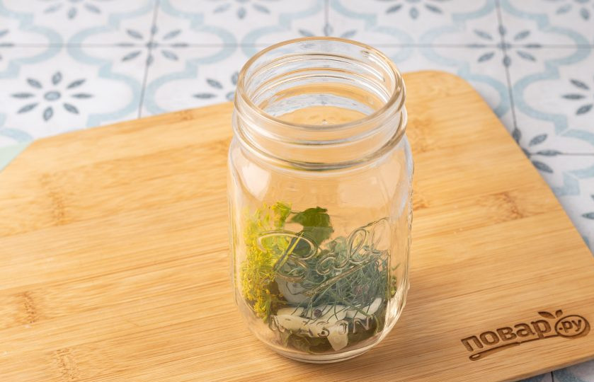 1. Этап. Патиссоны Пальчики оближешь на зиму: На дно чистой стерилизованной банки добавьте зелень укропа, листья хрена, очищенные и порезанные зубчики чеснока, душистый и черный перец горошком.