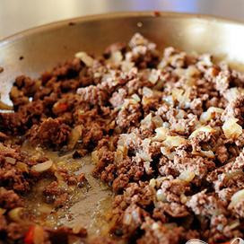 1. Этап. Индейка и салат-латук: И готовьте пока он не станет коричневатый.