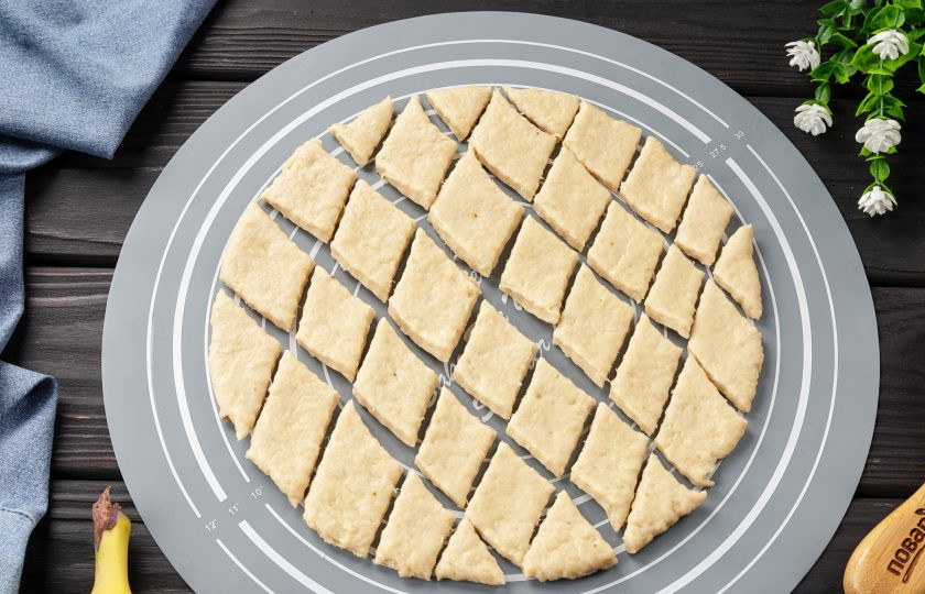 1. Этап. Банановые ароматные крекеры: Разрежьте тесто ножом или фигурным валиком. Можно выдавить фигурки при помощи специальных формочек.