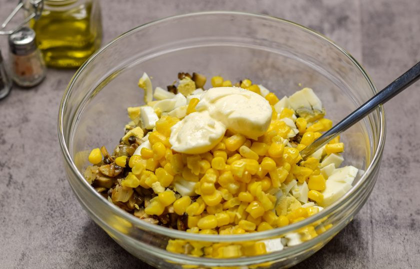 1. Этап. Салат Молдова: Добавьте в салат майонез, соль и перец по вкусу.