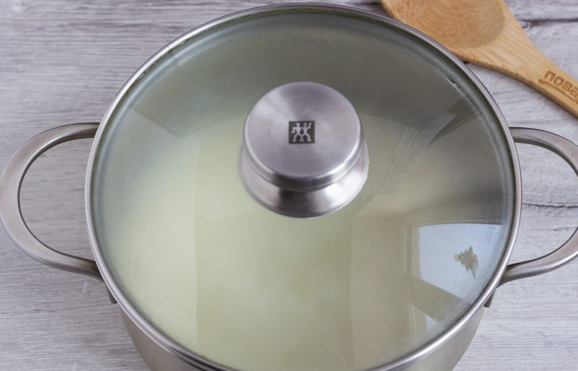 1. Этап. Правильный рис: Накрываем крышкой и забываем на полчаса. На этом всё! Представляете, сколько полезных свойств риса мы сохранили, всего 3 минуты варки!