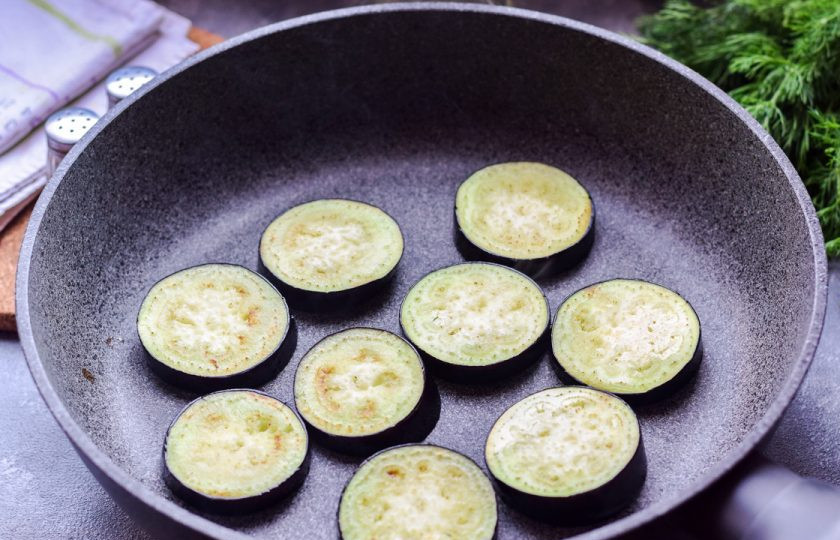 1. Этап. Пикантные баклажаны: Прогрейте сковороду, влейте масло и жарьте баклажаны по 2 минуты с каждой стороны.