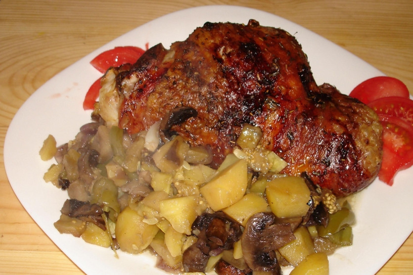 1. Этап. Бедро индейки с овощами: Разогрейте духовку до 200 градусов, отправьте туда и овощи, и бедро. Выпекайте минут 40-45. Можете выпекать на одном уровне, только индейку поглубже поставьте в духовку. Готовое бедро индейки с овощами подавайте с пылу с жару. Приятного аппетита!