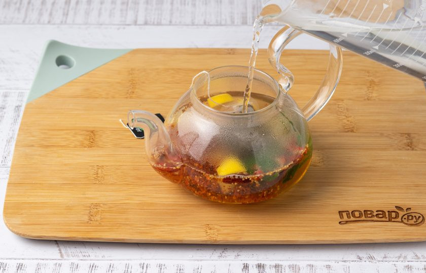 1. Этап. Зеленый чай с ягодами годжи: Влейте кипяток.