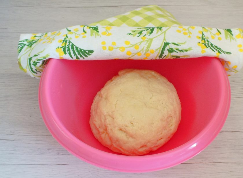 1. Этап. Булочки с вареньем без дрожжей: Замесите мягкое, не прилипающее к рукам тесто. Муку добавляйте частями, каждый раз хорошо вымешивая. Готовое тесто округлите. Переложите в чашу, прикройте полотенцем и уберите в холодильник на 40 минут.