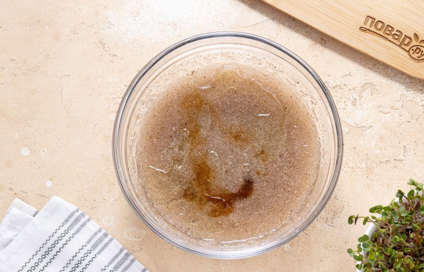 1. Этап. Хлеб из рисовой муки в духовке: Влейте яблочный уксус, оливковое масло и сироп топинамбура. Все перемешайте.