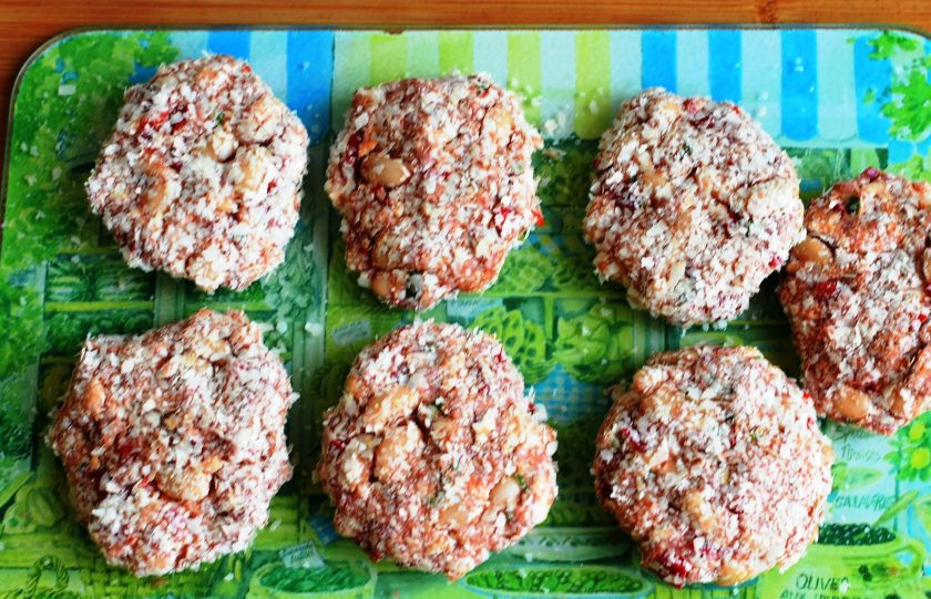 1. Этап. Котлеты с фасолью, перцем и сыром: Влажными руками сформируйте не слишком крупные котлеты и хорошенько запанируйте в сухих картофельных хлопьях. Выложите котлеты на противень, застеленный пергаментом и запекайте в разогретой до 200 градусов духовке минут 15, до румяной корочки и готовности котлет.