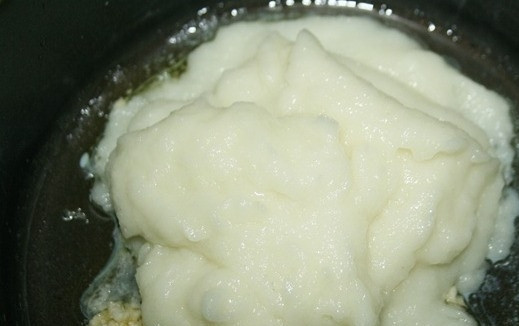 1. Этап. Белый соус к шашлыку: К растопленному маслу добавьте луково-чесночное пюре и томите несколько минут на минимальном огне, постоянно помешивая лопаткой. Влейте вино и перемешайте. Варите три минуты, чтобы алкоголь испарился.