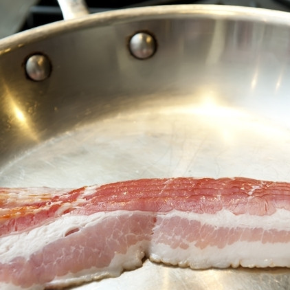 1. Этап. Салат со шпинатом и беконом: 1. На сковороду выложите бекон. Включите огонь на средне-медленный. Когда сковорода прогреется, разделите пластинки бекона и жарьте его, пока жир не растает, а сам бекон не станет хрустящим.