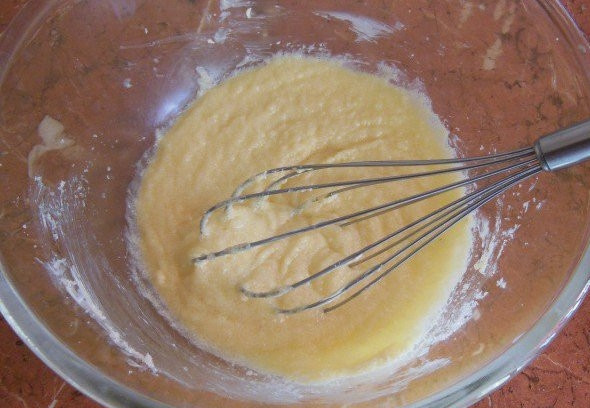 1. Этап. Кексы в формочках: К маргарину всыпаем сахар и венчиком перемешиваем. Затем одно за одним вводим яйца, не переставая перемешивать будущее тесто.