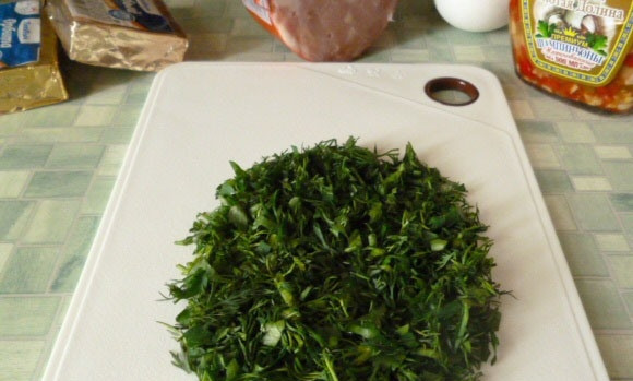 1. Этап. Салат Гнездо глухаря с грибами: Зелень промойте и измельчите.