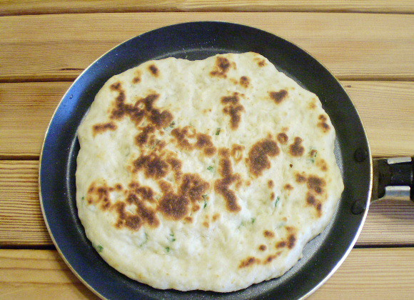 1. Этап. Лепешка с маслом: 7. Осторожно лопаткой переворачиваем и жарим с другой стороны.