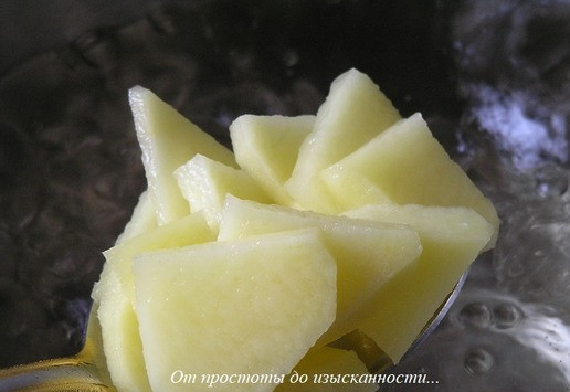 1. Этап. Суп с жёлтой чечевицей и мидиями: В кипящую воду всыпьте нарезанный картофель. Варите 7-10 минут.