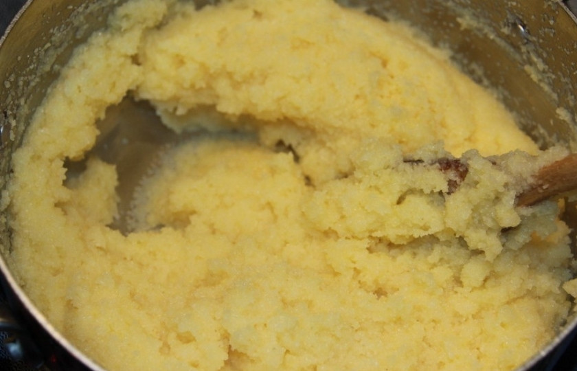 1. Этап. Кукурузная каша в горшочке: За 25 минут до готовности каши мы ее солим и продолжаем варить помешивая деревянной ложкой.