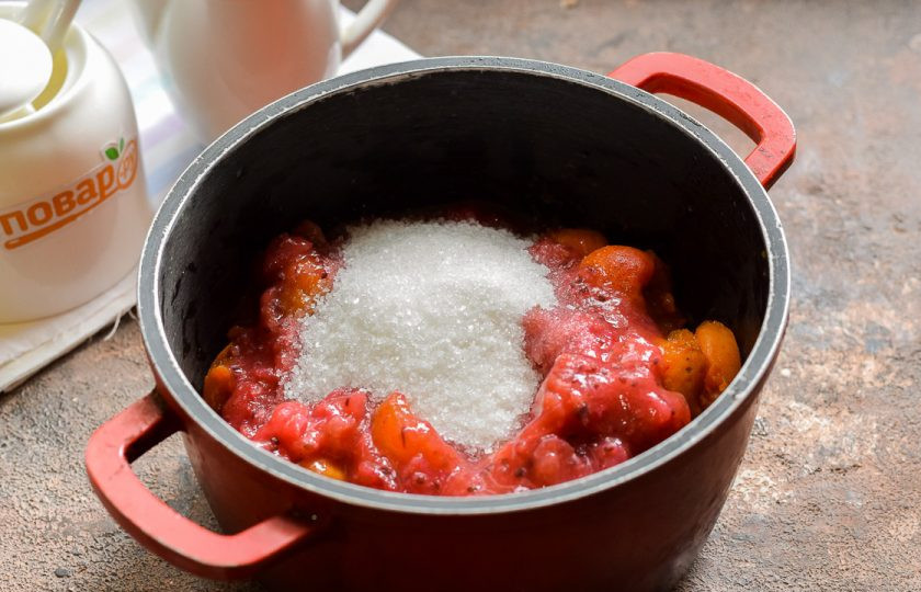 1. Этап. Варенье из крыжовника с абрикосом: Переложите абрикосы и крыжовник в кастрюлю. Добавьте весь сахар.