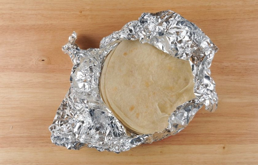 1. Этап. Такос с лососем: Тортильи заверните в фольгу. Уберите их на 6 минут в духовку при 180 градусах.