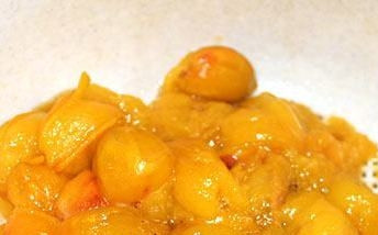 1. Этап. Соус Ткемали (рецепт в мультиварке): Как только кожица на сливах полопается, уберите их в дуршлаг, чтобы стекла жидкость. Последнюю не выливайте. Фрукты должны остыть.