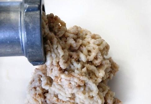 1. Этап. Котлеты на пару без пароварки: Пропустите куриное мясо и замоченный в молоке хлеб через мясорубку.