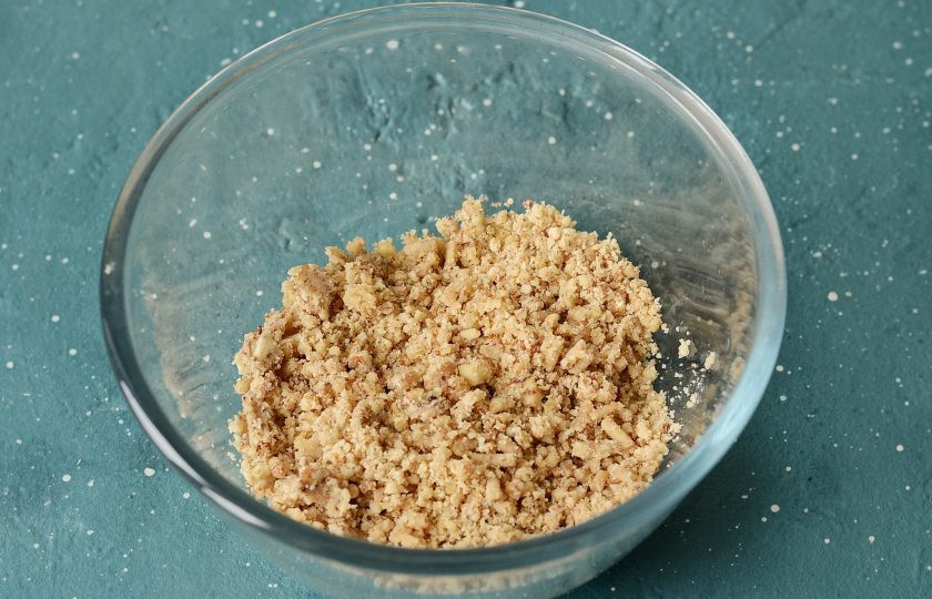 1. Этап. Конфеты из фиников и орехов без сахара: Измельчите орехи в крупную крошку.