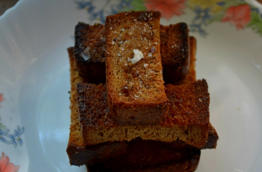 1. Этап. Сухарики домашние: Когда придет время, всегда можно достать из закромов такую вот нехитрую закуску. Сухарики прекрасно дополнят любые посиделки. А еще станут украшением для бульона или супа. Приятного аппетита!