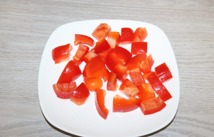 1. Этап. Борщ с карасями: Перец нарежьте кусочками.