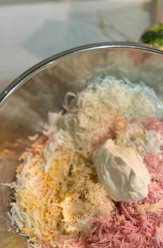 1. Этап. Несладкий мандарин: Готовим начинку: сыр, отварные яйца, ветчину натираем на мелкой терке в глубокую емкость, солим, перчим по вкусу, добавляем сметану. Все соединяем, добавляем чеснок