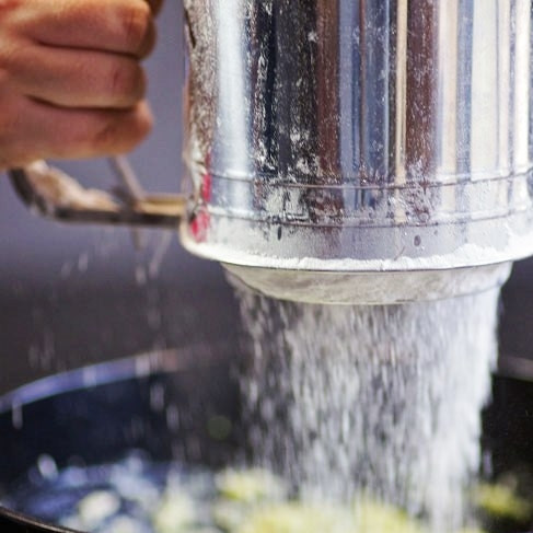 1. Этап. Кабачковые оладьи с козьим сыром: Просеиваем в миску муку.