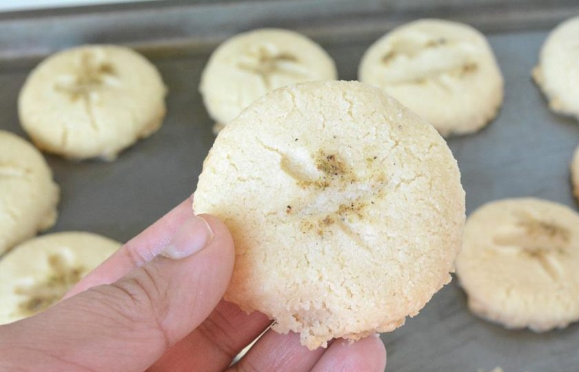 1. Этап. Индийское песочное печенье Нанхатаи: 12. При снятии печенья с противня, оно будет еще мягким, но не беспокойтесь, так и должно быть. Через 15-20 минут оно затвердеет.