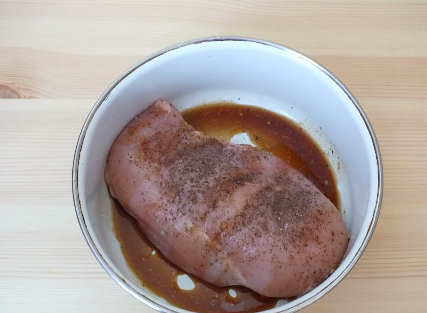 1. Этап. Салат Светофор с корейской морковью: Для начала подготовим куриное филе. Залейте грудку соевым соусом, слегка присолите и добавьте перец. Оставьте на 30 минут. Разогрейте духовку до 180 градусов.