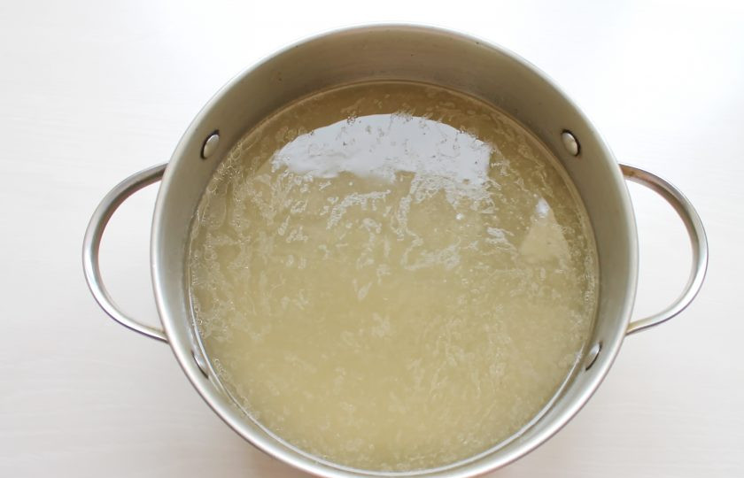 1. Этап. Украинский борщ с квашеной капустой: Процедите бульон через мелкое сито в чистую кастрюлю. С супового набора снимите мясо и отложите. Поставьте на средний огонь и доведите до кипения, посолите.