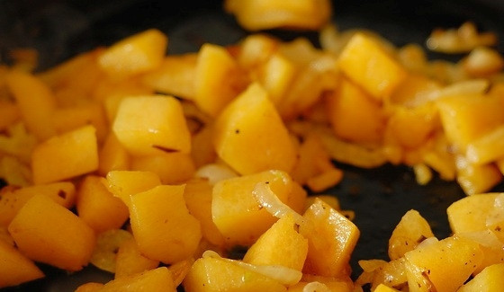 1. Этап. Гречка с сушеными грибами: В это время на раскалённом масле обжарьте чеснок. Затем добавьте к нему лук и тыкву. Готовьте овощи вместе 10 минут. Добавьте соль и перец.