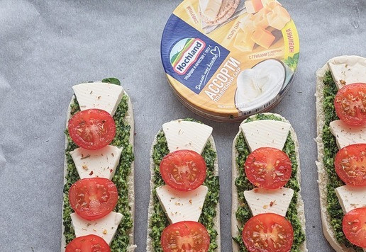 1. Этап. Булочки, запеченные со шпинатом и сыром: Помидоры черри помыть, нарезать кружочками, разложить поверх сыра.