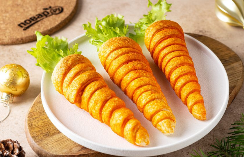 1. Этап. Слоеные трубочки Морковки: Из салата сделайте хвостики для морковок. Вставьте их в трубочки и подавайте к столу. Приятного аппетита!