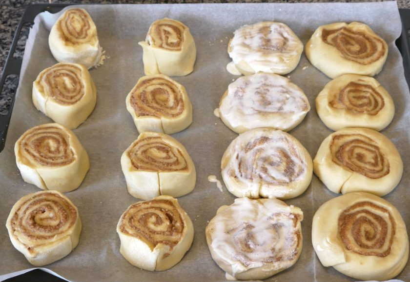 1. Этап. Плюшки Улитки: 6. Противень застелите пергаментом, выложите на него кусочки теста, каждый слегка придавите руками и смажьте йогуртом. Оставьте булочки на 1-1,5 часа, затем отправьте выпечку на 20 минут в разогретый до 200 градусов духовой шкаф.