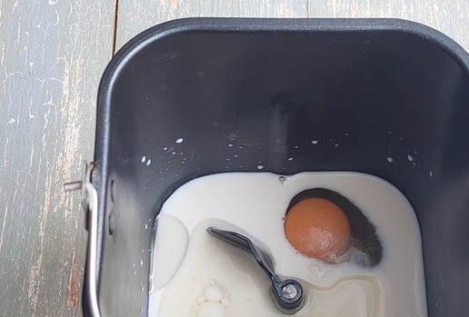 1. Этап. Кутабы с творогом и тунцом: Тесто я буду замешивать в хлебопечке. В ведёрко хлебопечки вылить молоко комнатной температуры, добавить яйцо, растительное масло и соль.