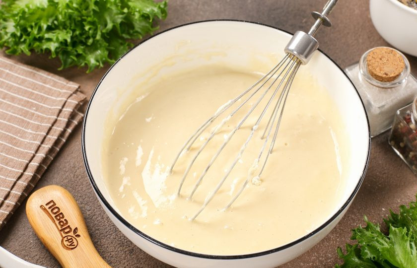 1. Этап. Пирог с сайрой и рисом: Перемешайте всё до однородного состояния.