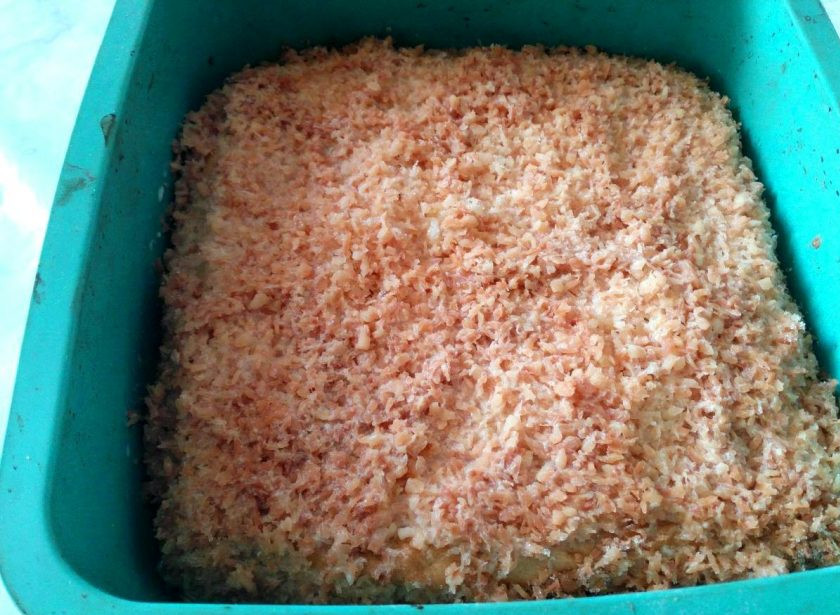 1. Этап. Кокосовый пирог со сливочной пропиткой: По окончании выпекания, выньте пирог из духовки и в горячем виде полейте его холодными сливками. Стружка размягчится, пирог станет сочным и нежным.