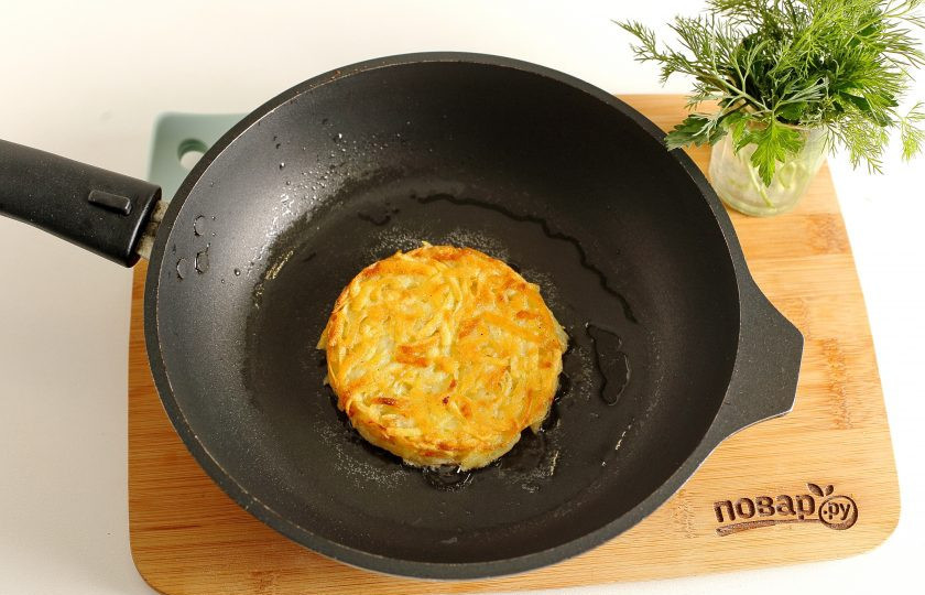 1. Этап. Драник-бургер: Жарьте драники с двух сторон до румяной корочки.