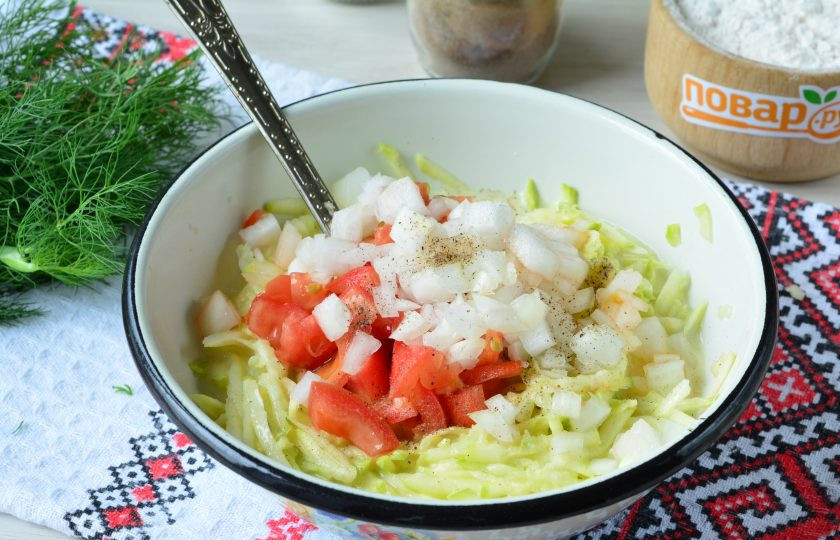 1. Этап. Овощной пирог из кабачков: Всыпьте овощи в тесто, добавьте соль и черный перец по вкусу.