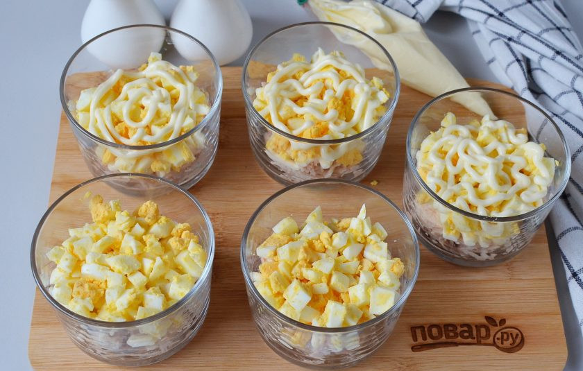 1. Этап. Новогодний слоеный салат: Далее слой нарезанных яиц, майонез.