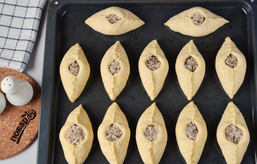 1. Этап. Начинка для расстегаев: Противень смажьте растительным маслом, распределите расстегаи на расстоянии друг от друга. Накройте салфеткой и оставьте на 20 минут для расстойки. Включите духовку на 180 градусов.