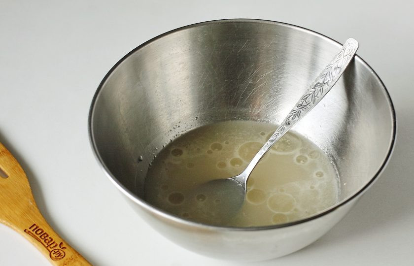 1. Этап. Хлеб без соли: В глубокой миске соедините теплую воду, дрожжи, лимонный сок и сахар. Хорошо перемешайте.