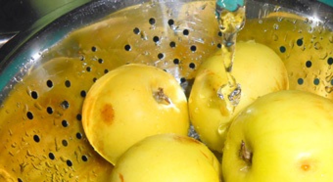 1. Этап. Яблоки в хрустящем тесте: 1. Для начала следует вымыть яблоки. Я обычно на 1 кг слоеного теста беру 5-6 средних яблок. И еще, желательно, чтобы они были кисло-сладкими и сочными.