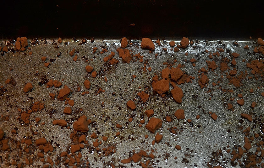 1. Этап. Шоколадный пряник Чернослив в роме: 8. Форму для запекания смажьте маслом и присыпьте какао. Вылейте тесто и выпекайте его в разогретой до 180 градусов духовке около 1 часа.