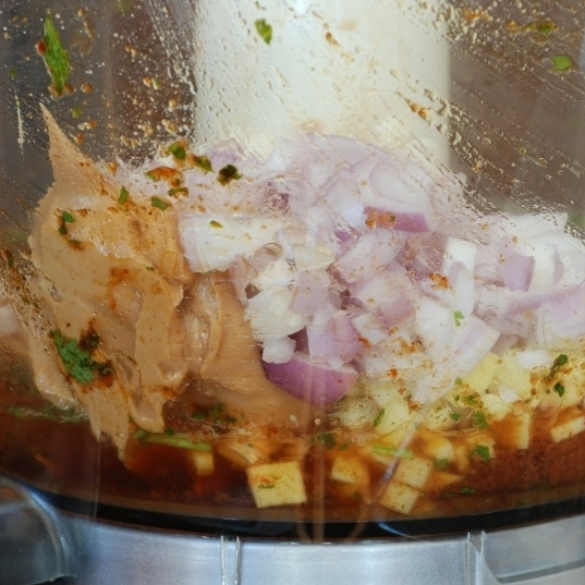 1. Этап. Закуска из курицы и свежих овощей: Пока курица маринуется - приготовим ореховый соус. Для этого в ту же чашу блендера (ее даже можно не мыть, благо ингредиенты практически те же) складываем пасту карри, сок лайма или лимона, арахисовое масло, соевый соус, лук, чеснок, воду и имбирь.