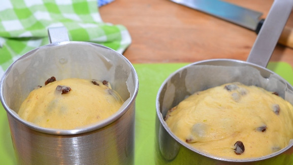 1. Этап. Итальянский кулич: Форму выложить калькой, смоченной маслом и заполнить тестом.