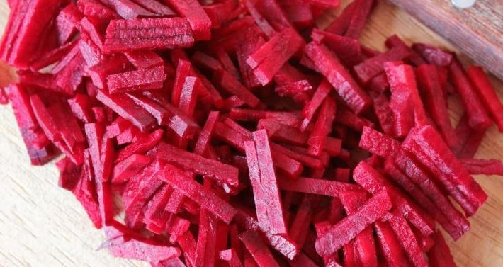 1. Этап. Салат с гранатом и орехами: Свеклу вымойте хорошенько под проточной водой и обсушите. Выбирайте маленькие плоды, они более сладкие. Очистите свеклу от кожуры и нарежьте ее соломкой.