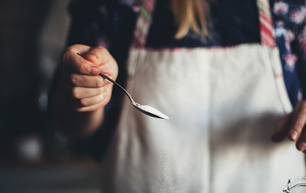 1. Этап. Глинтвейн с анисом и кардамоном: 1. Выжмите сок 2 апельсинов, соедините в кастрюльке с сахаром.